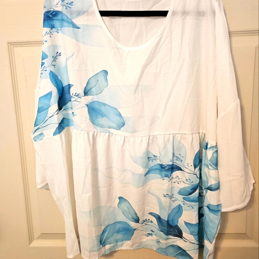 SOLD!!!!    White flowy top w/flowers 3X